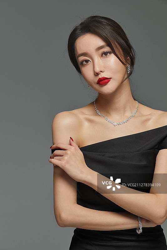 优雅的着装美女图片素材