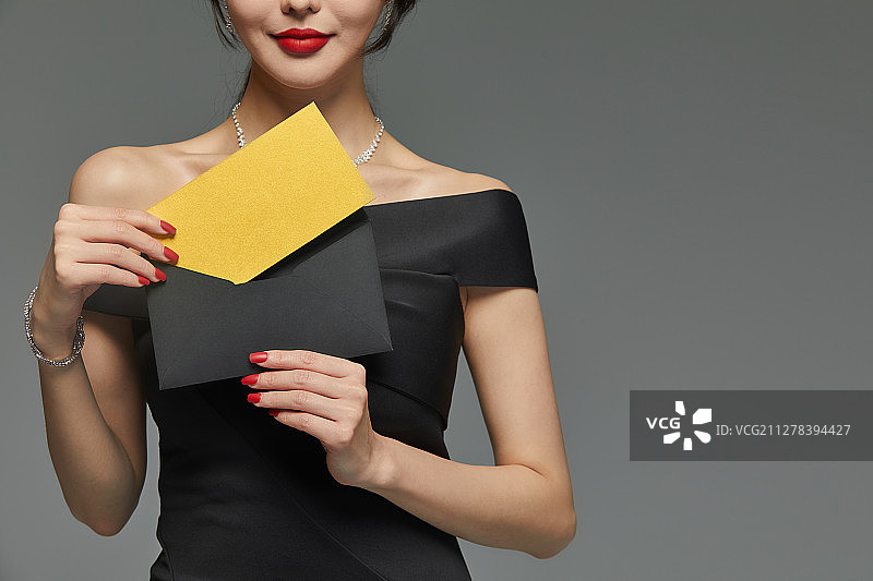 美丽的黑人女性身穿礼服图片素材