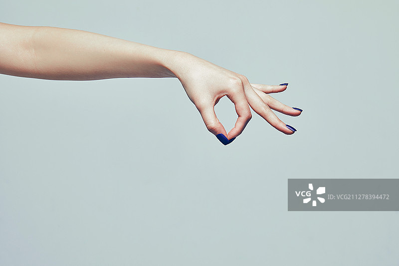 复古风格的珠宝美甲美女图片素材