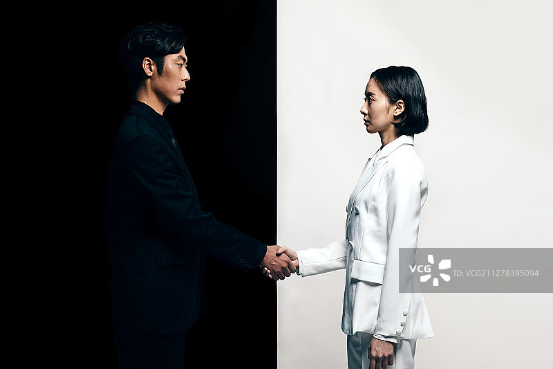 内心冲突：身份、对比与沟通问题图片素材