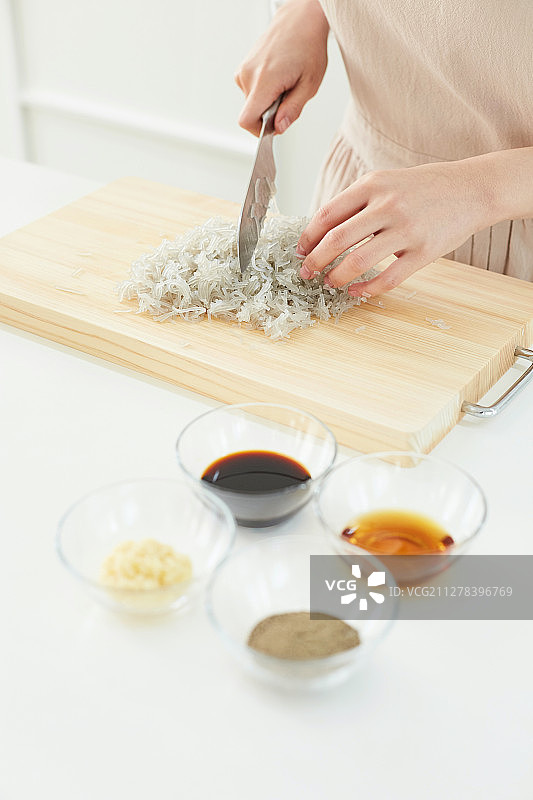 烹饪食材：粉条切碎的酱料图片素材