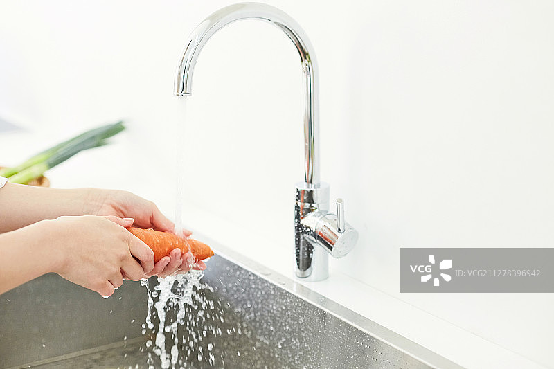 手、水槽、蔬菜、清洗图片素材