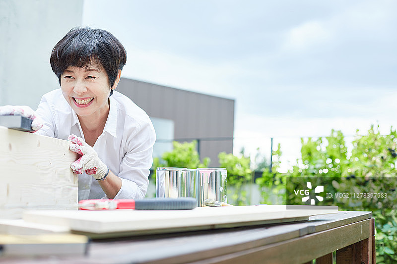 中年妇女的爱好：砂纸和木头图片素材