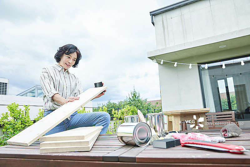 中年妇女，爱好，砂纸，木头，微笑图片素材