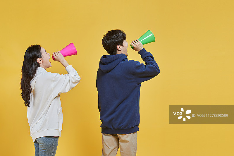 大学生用喇叭大声喊叫图片素材