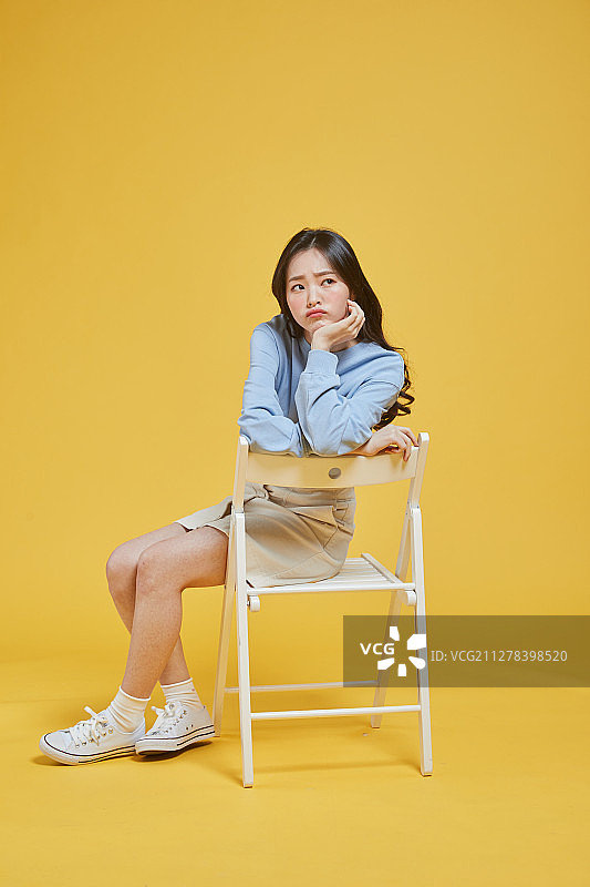 担忧疲惫的女大学生图片素材