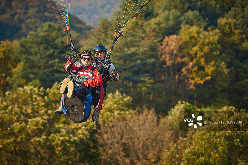 滑翔伞，飞行，着陆图片素材