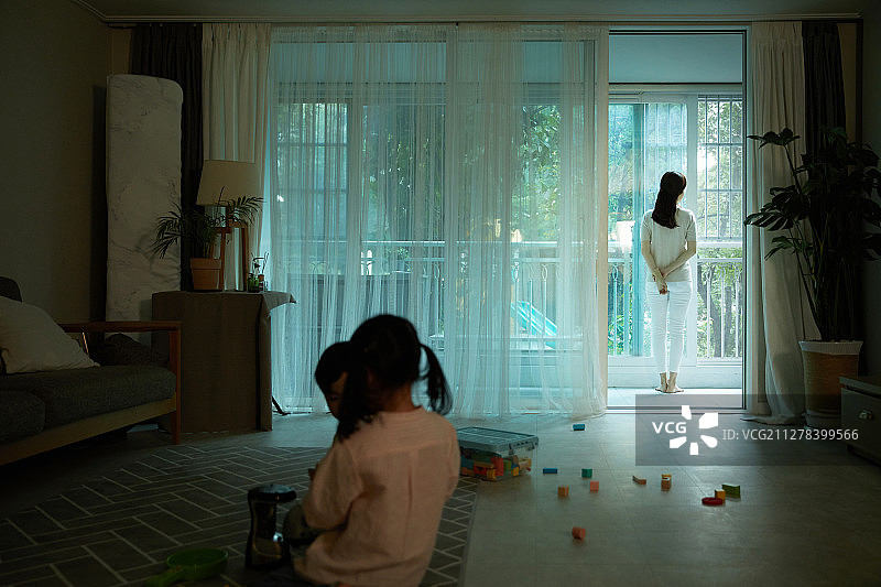 在门廊的妇女，可能是全职太太，感到沮丧和后悔图片素材