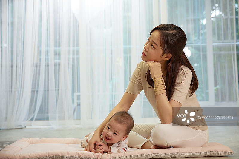 宝宝，妈妈，关爱，育儿，新生儿，压力，后悔，担心图片素材