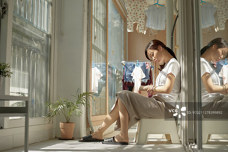 公寓门廊中的压力与沮丧图片素材