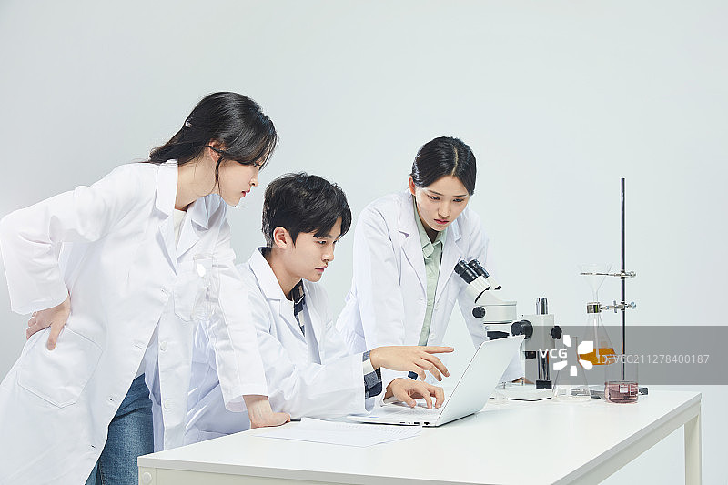 大学生在实验室进行科学实验研究图片素材