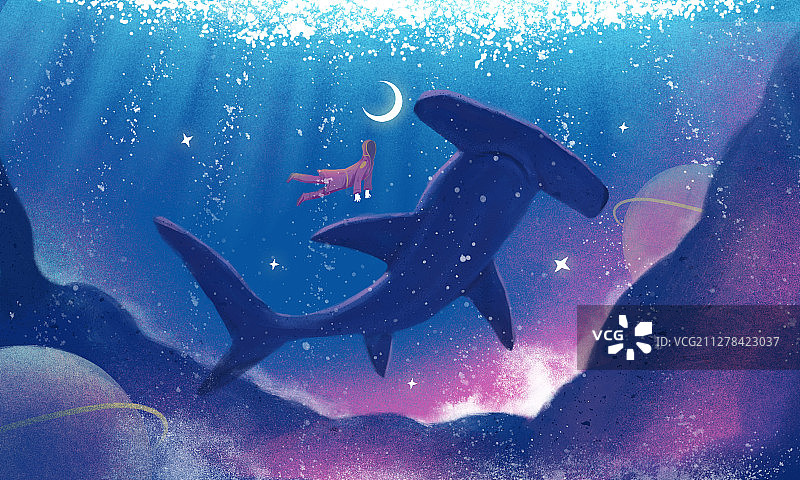 光照下蓝色海底里的鲨鱼和人横图图片素材