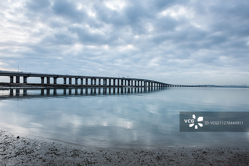阴天中的厦门集美大桥图片素材
