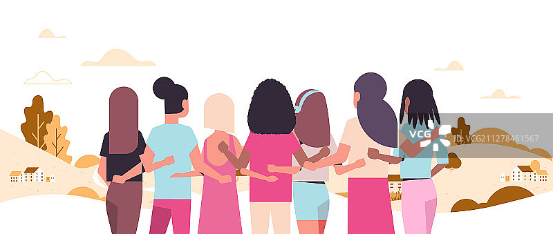 站在一起拥抱的混血女人图片素材