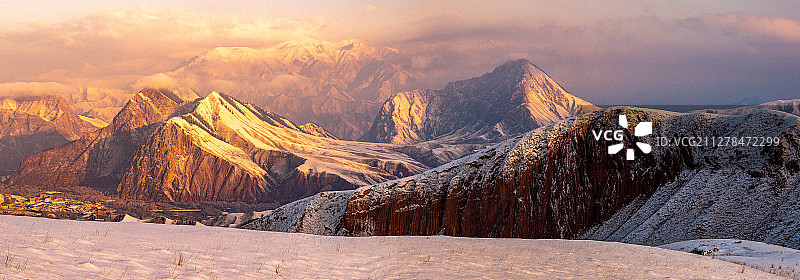 金光熠熠卓尔山图片素材