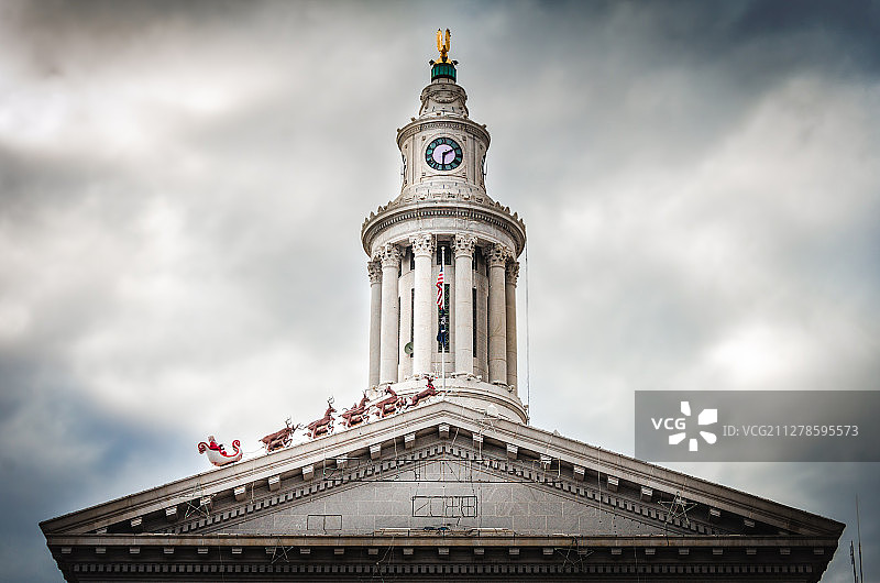 丹佛市政厅顶上的圣诞老人和雪橇图片素材