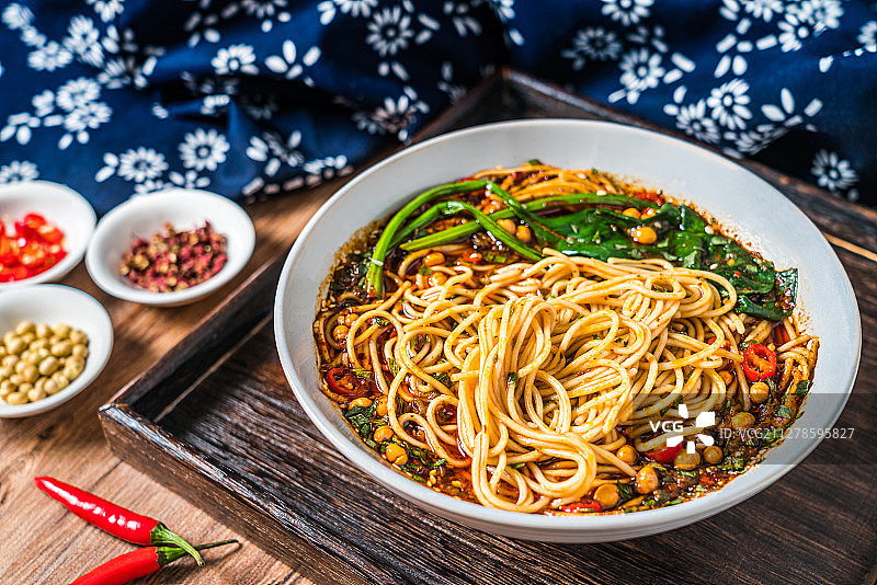 放在托盘上的重庆小吃重庆小面图片素材