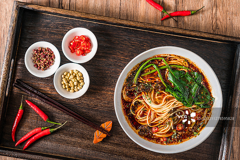 放在托盘上的重庆小吃重庆小面图片素材