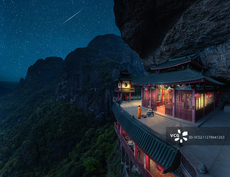 《星夜祷告》-福建省漳州市平和灵通山风景区悬空寺图片素材