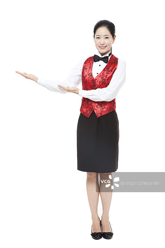 身穿女服务员制服做引导手势的女子摄影图片素材