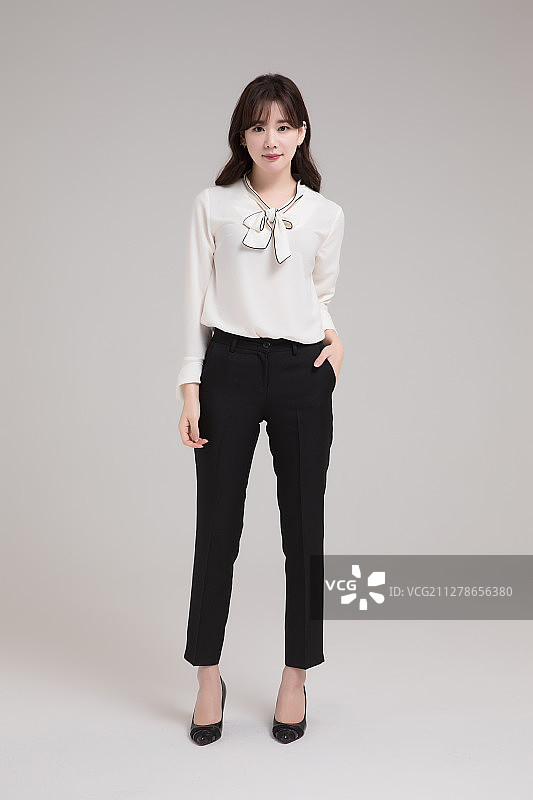 手插口袋站立的女人照片图片素材