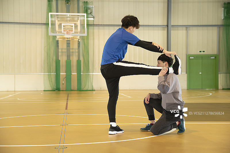 年轻人伸展运动图片素材