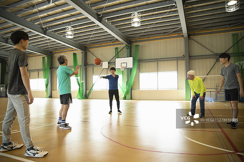 享受篮球的年长和年轻人图片素材