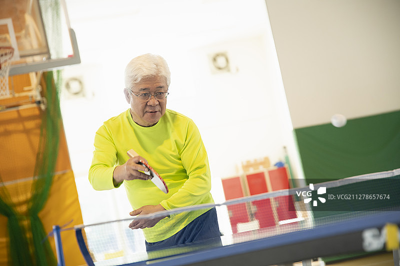 年长的男人享受乒乓球运动图片素材