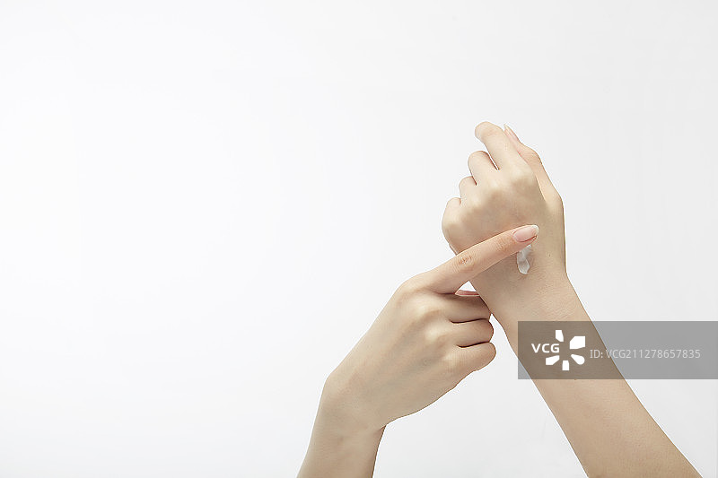 女子在手上涂抹护手霜摄影图片素材
