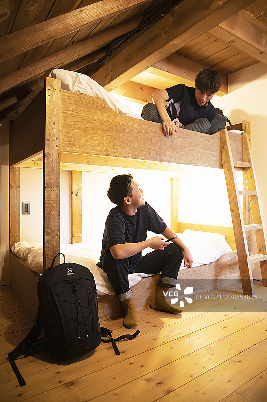 年轻人在度假屋的银行床上休息图片素材