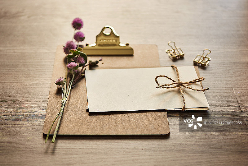 纸张、写字板和夹子与鲜花装饰图片素材
