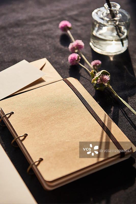 带有鲜花装饰的笔记本和信封摄影作品图片素材
