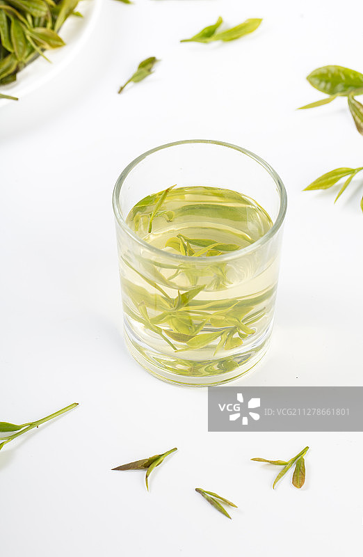 用玻璃杯泡新鲜的茶图片素材