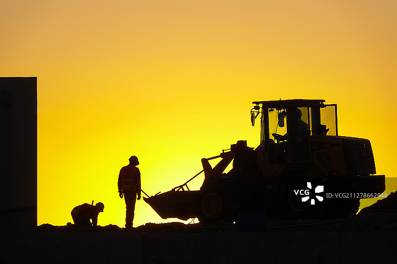夕阳下的建筑工人图片素材