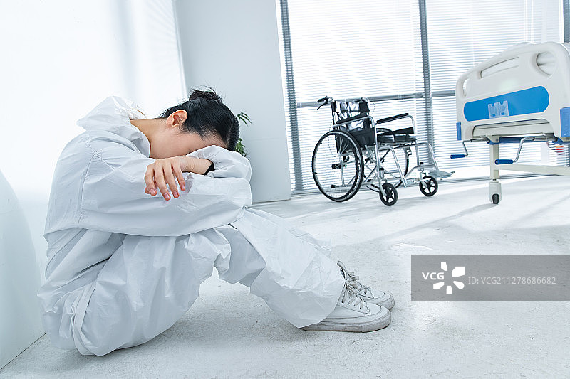 疲惫的青年女医生图片素材