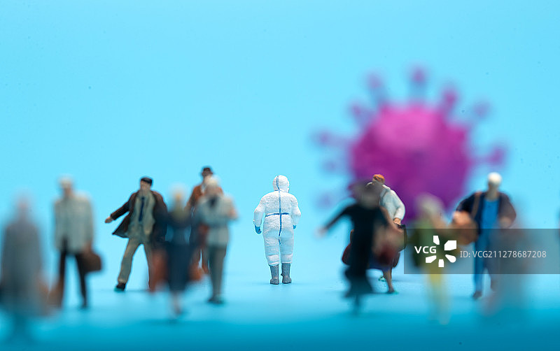 病毒面前医务工作者和人群逆行图片素材