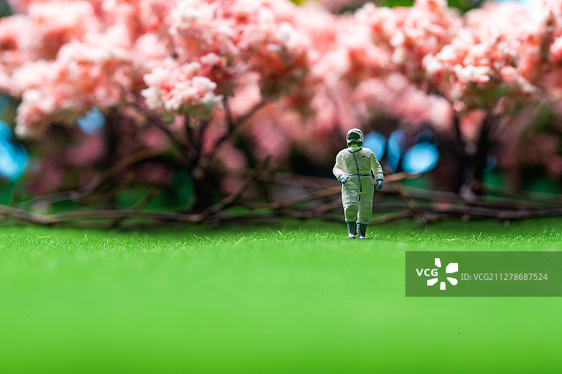 樱花树下的医护人员站在草地上图片素材