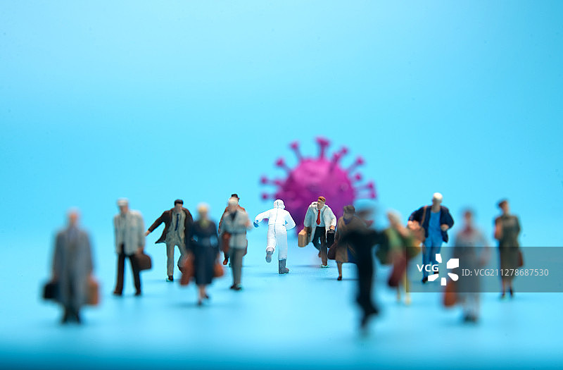 病毒面前医务工作者和人群逆行图片素材