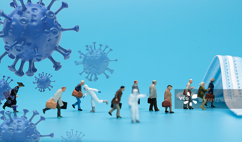 医务工作者和人群逆行图片素材