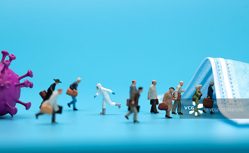 医务工作者和人群逆行图片素材