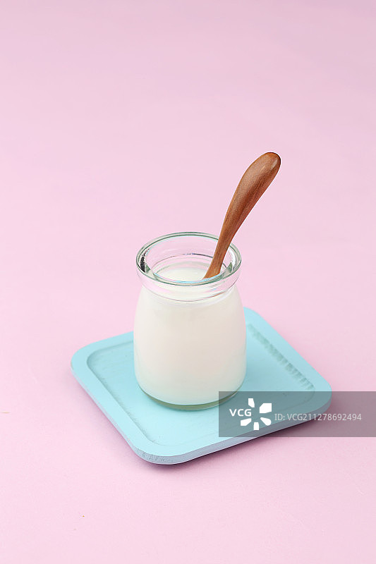 酸奶瓶图片素材