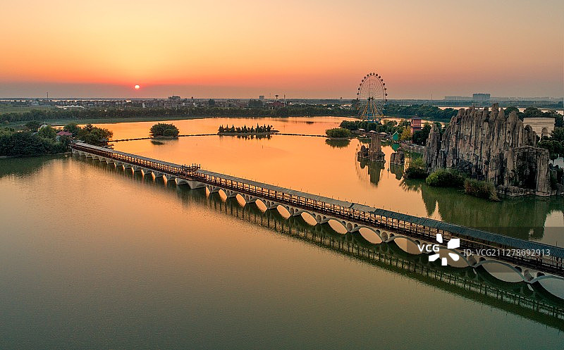 长桥待日归图片素材
