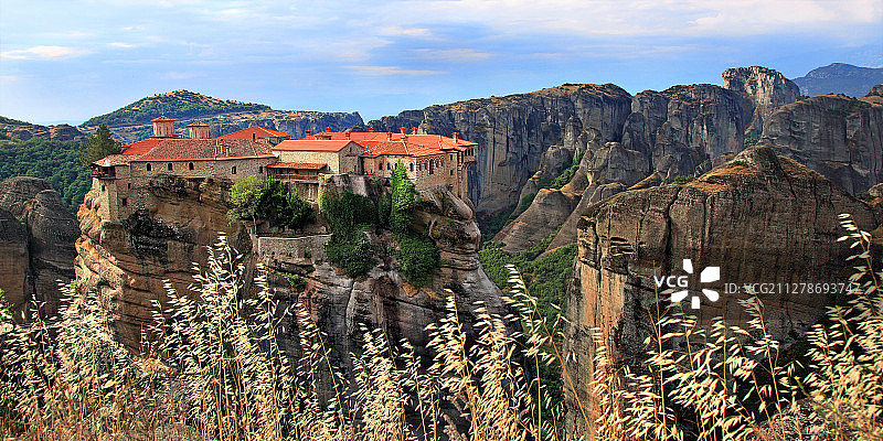 矗立在天然砂岩支柱上的空中修道院（希腊）图片素材