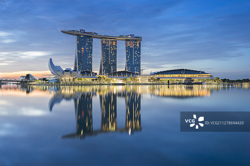 日出时灯光璀璨的新加坡金沙酒店图片素材