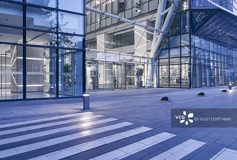 北京CBD玻璃创意建筑和街道光效果图片素材