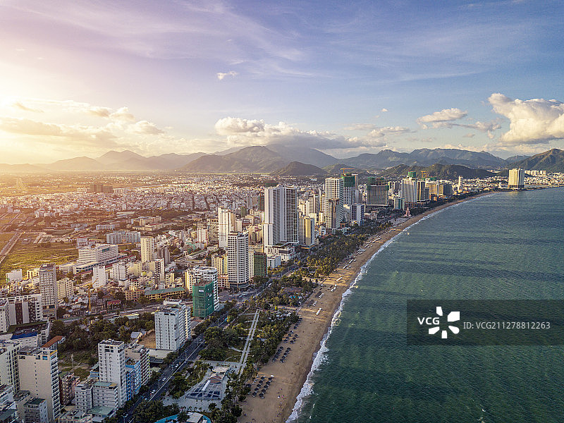 越南芽庄城市风光海岸线日落航拍视角图片素材