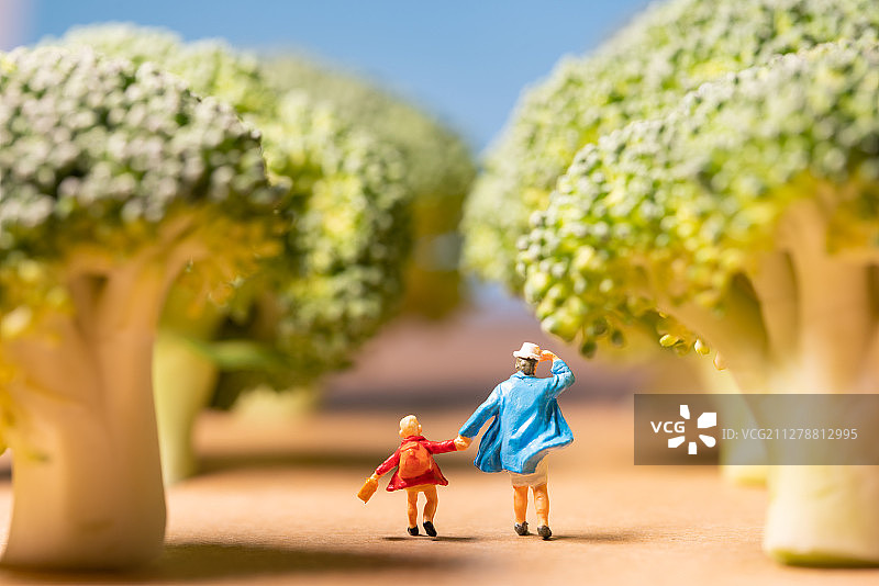 牵着小孩的妇女图片素材