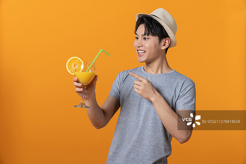 年轻男士喝橙汁图片素材