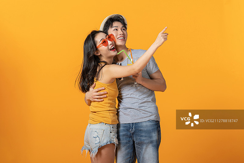 棚拍年轻情侣图片素材