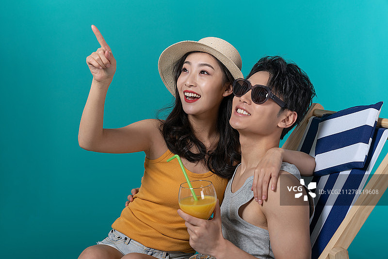 棚拍夏日造型年轻情侣图片素材